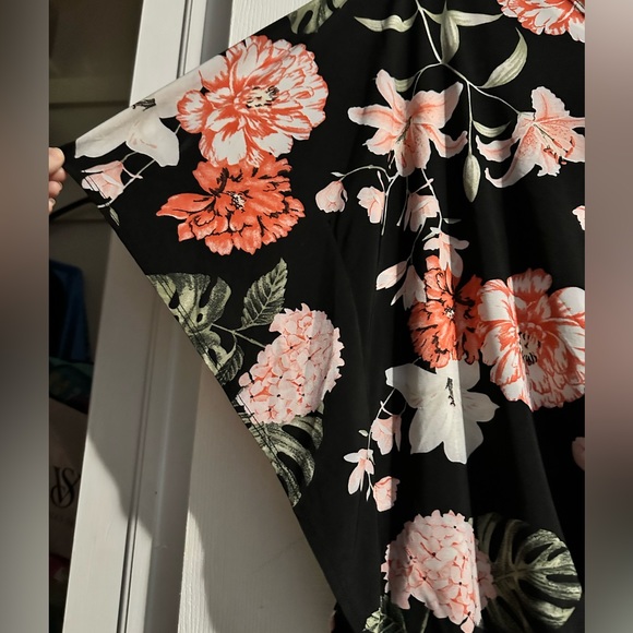 Floral 💐wrap shirt 👚 - Picture 3 of 6